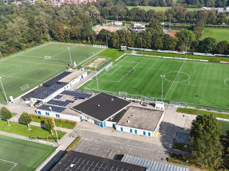 Luchtfoto van VV Zeewolde met het eerste veld en de kantine erop