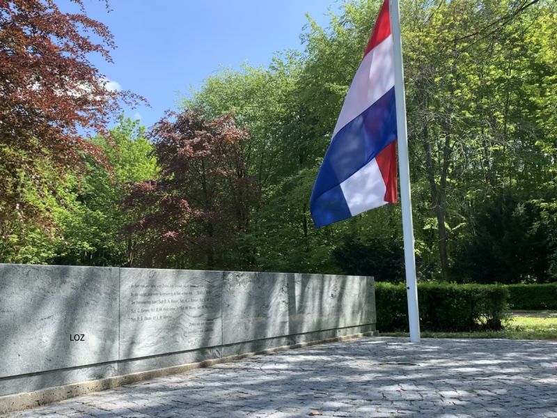 de nederlandse vlag half stok bij het monument op de algemene begraafplaats van Zeewolde
