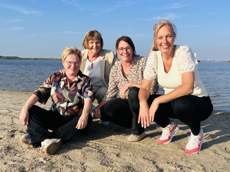 De dames van stichiting Nabijzijn aan het strand