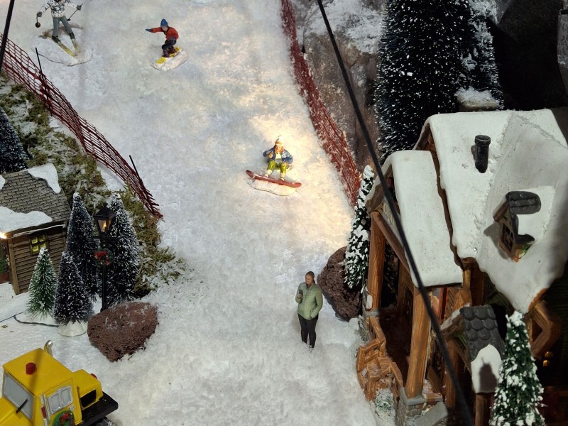 kerstdorp met ski piste en sneeuw
