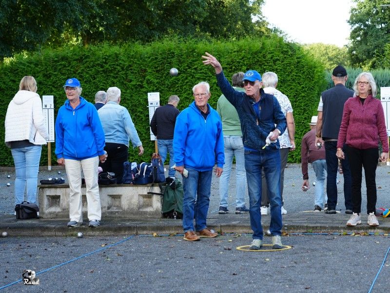 Jeu des boules spelers waarvan 1 een bal wegwerpt