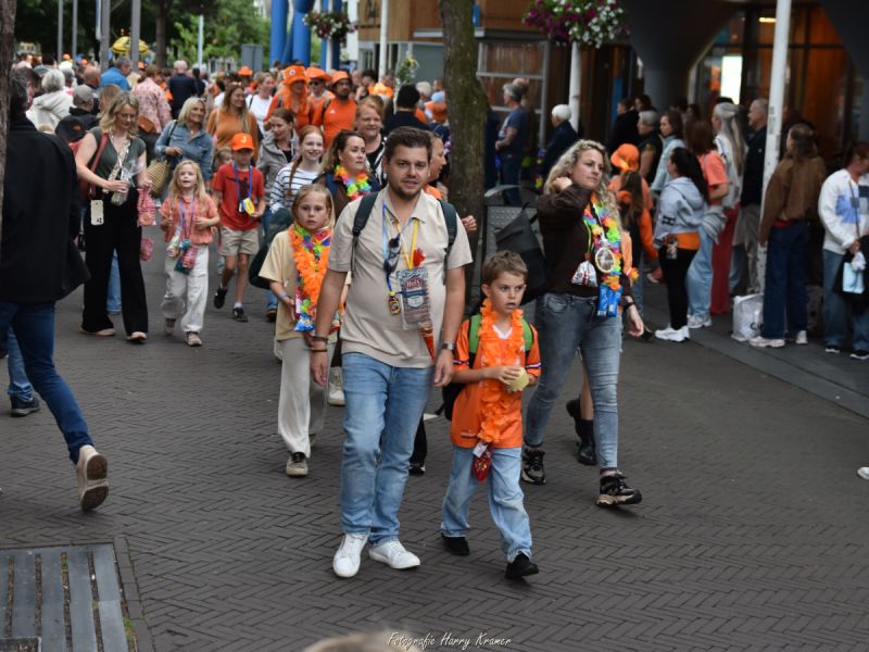 Ouders met kinderen in de Kerkstraat al met medialles en alles om
