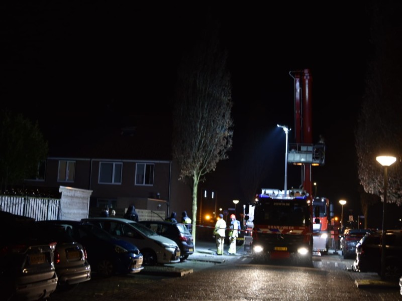 De brandweer bij de woning met hoogwerker