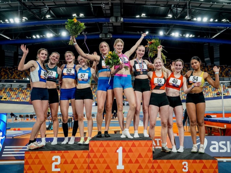 De meiden op het podium bij Atletiek