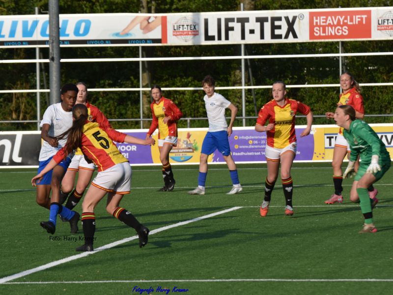 De meiden van GoAhead tegen de jongens van Zeewolde