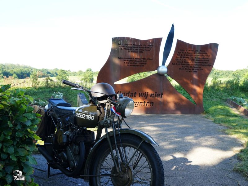 Het vliegersmonument met daarbij een oude legermotor
