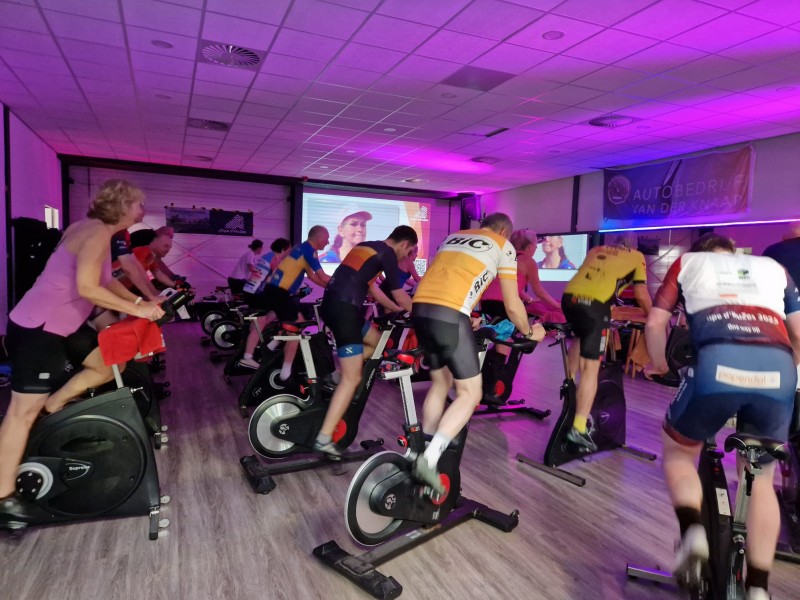 Spinningmarathon voor Alpe d’HuZes brengt 1.450 euro op voor Team Berg op Bekaf