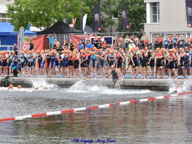 De start van de Endurance, iedereen staat klaar bij het water om er in te gaan bij de aanloophaven