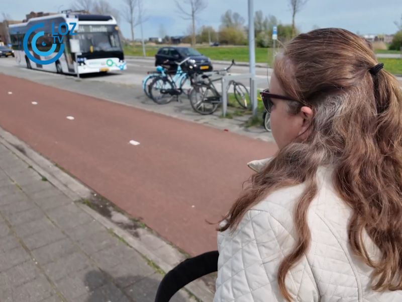 Monique laat zien: bushaltes in Zeewolde niet voor iedereen toegankelijk (met video)