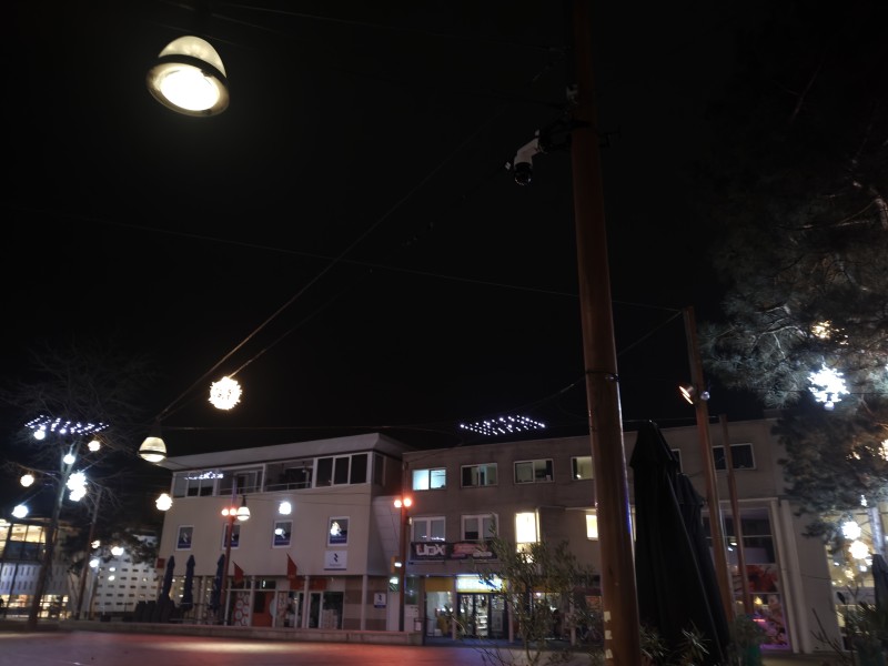Kerkplein in de verlichting in het donker