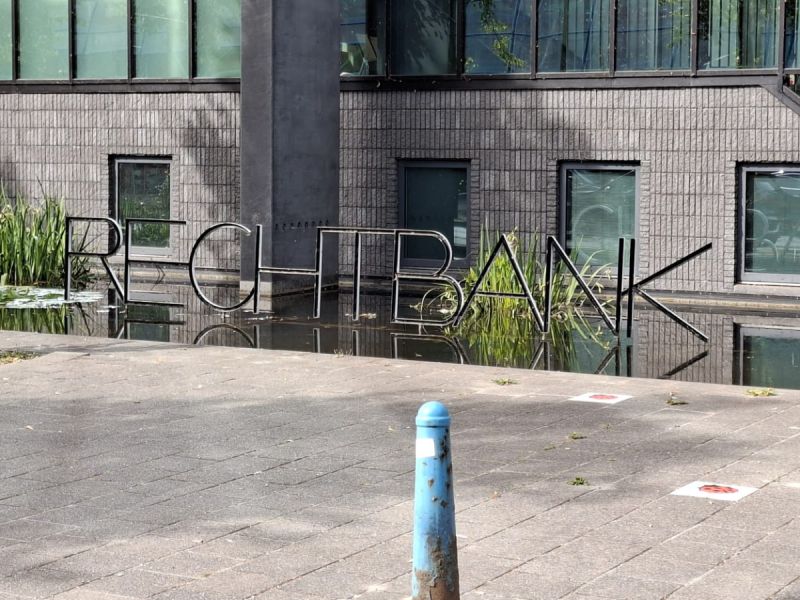 Bord bij de rechtbank