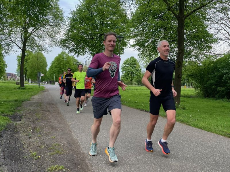 Hardlopers langs het fietspad bij het woldlaantje, ongeveer 7 mensen in beeld