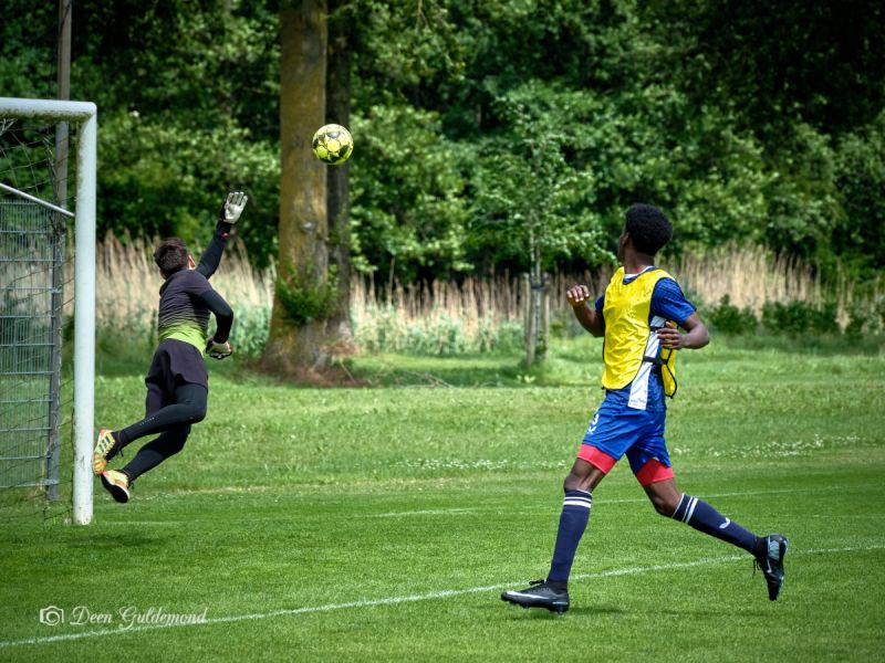 Voetballers in actie tijdens voorronde NK voetbal voor azc’s