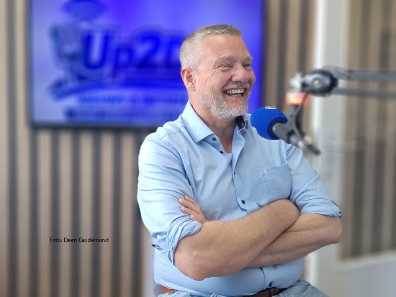 Jan Ippel breed lachend in de uitzending van Up2Date
