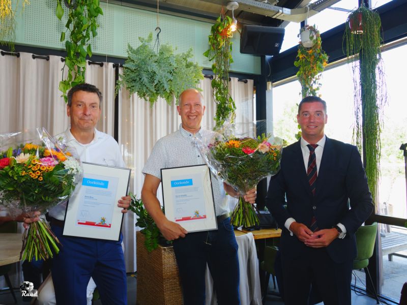 Wethouder Ernst Bron, Steven Scheffer met bloemen en oorkonde, daarnaast burgemeester Harmsma