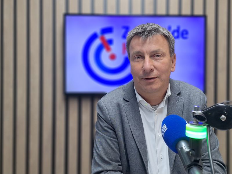 Ernst Bron in de studio van Zeewolde Kiest