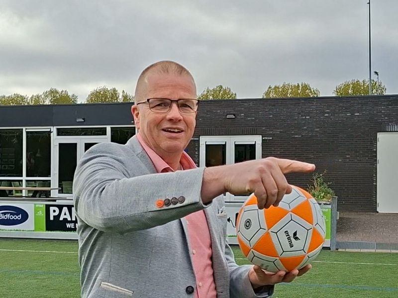 Ben Scharft met de bal in de hand