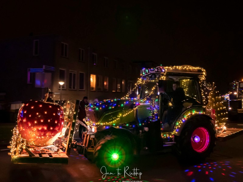 Verlichte trekkers rijden door de straten van Zeewolde