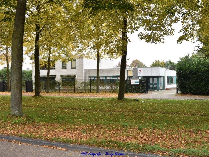 Foto van gebouw met rood kruis op de voorkant.