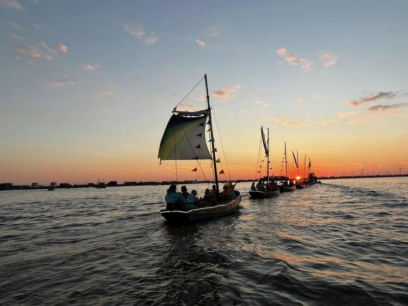 Enkele vlets in de zonsondergang van het Wolderwijd