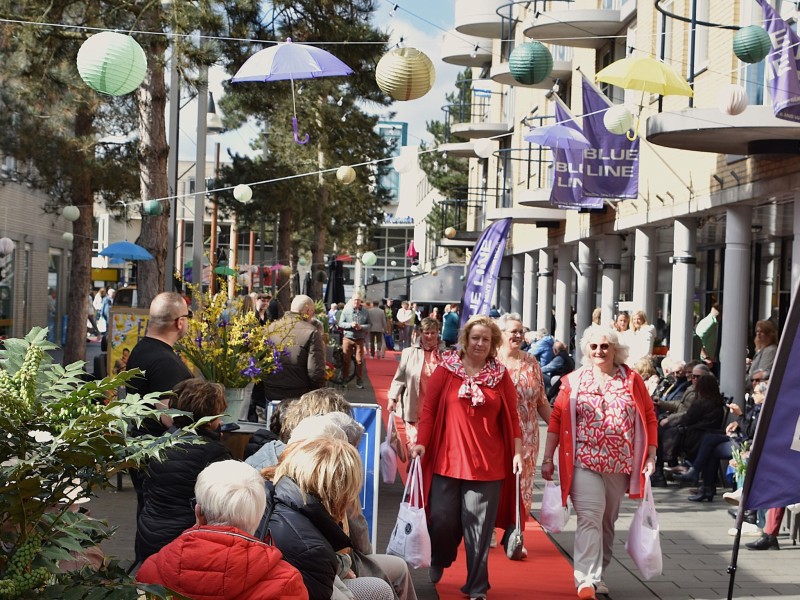 Dames op de catwalk in de raadhuisstraat in vrolijk kleurende kleding