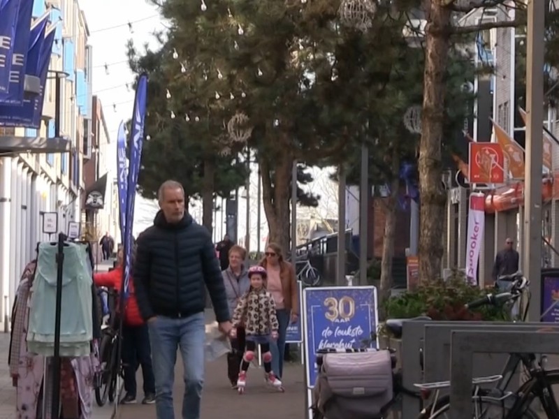 De raadhuisstraat in Zeewolde met winkelend publiek