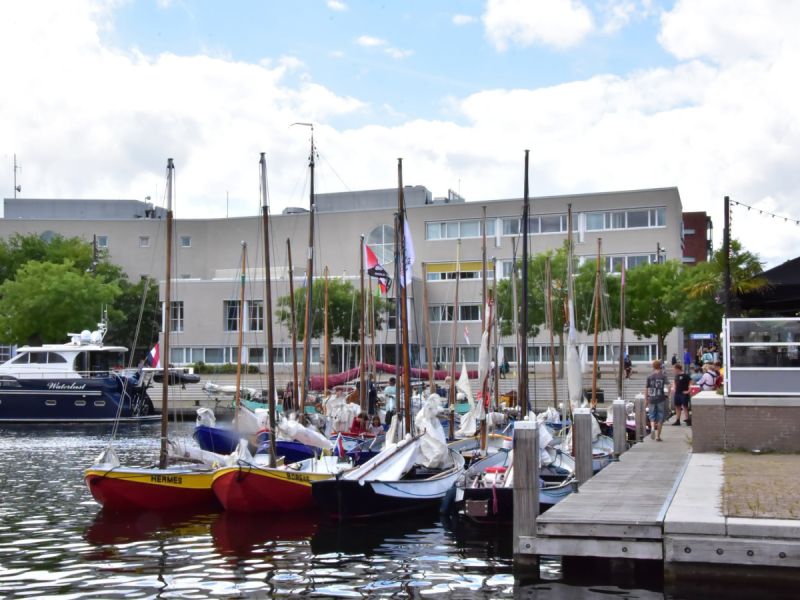 De vletten liggend in de aanloophaven