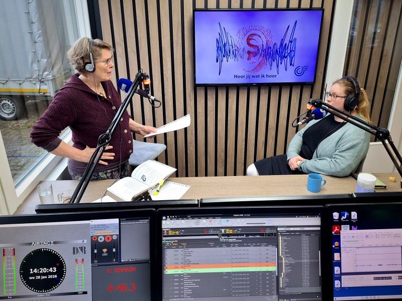 Twee mensen bij een radio uitzending van LOZ