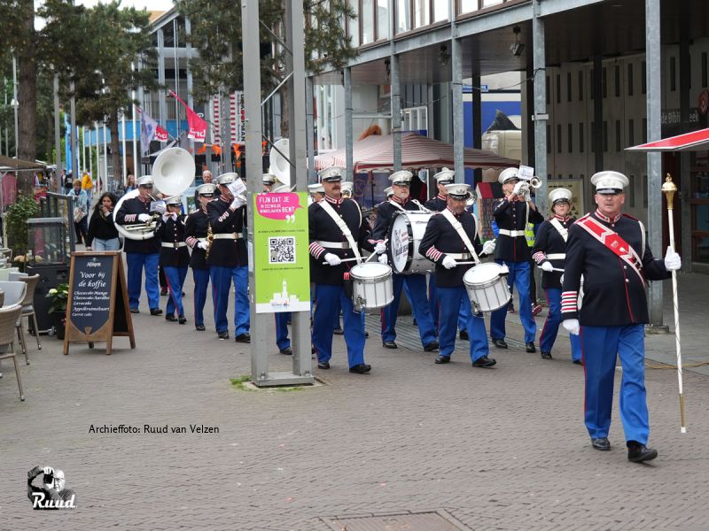 De blueseals marcherend in de Kerkstaat van Zeewolde