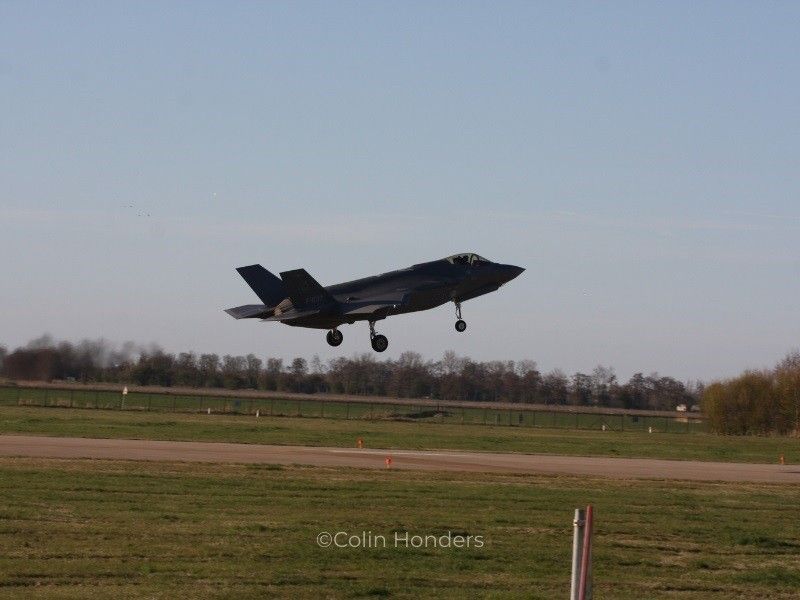Een opstijgende F35 op de luchtmachtbasis in Leeuwarden