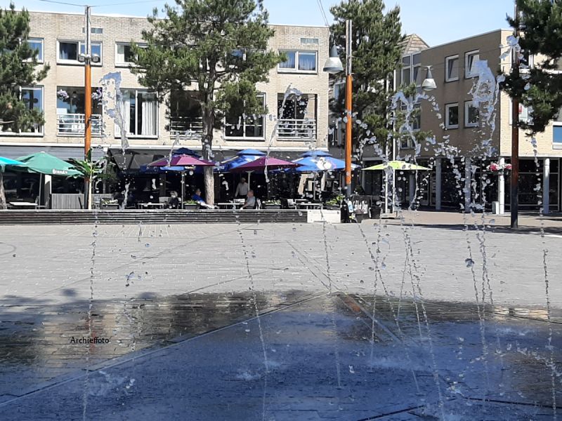 De fonteinen nog aan op het Kerkplein