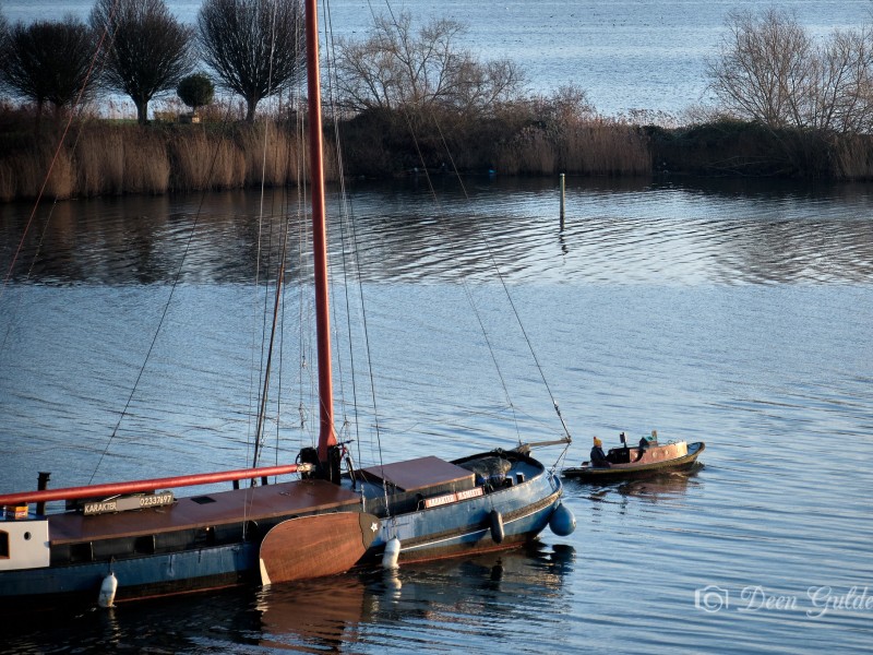 Tjalk de Karakter wordt weggesleept uit de Aanloophaven Zeewolde door twee opduwers.