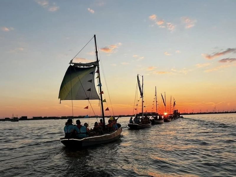 De vletjes bij een ondergaande zon aan het Wolderwijd