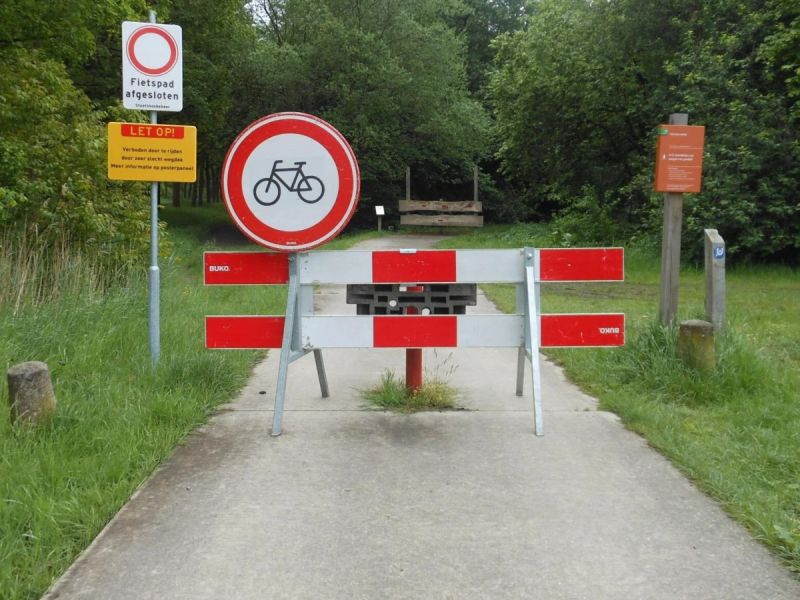 Afgesloten fietspad met verschillende waarschuwingsborden