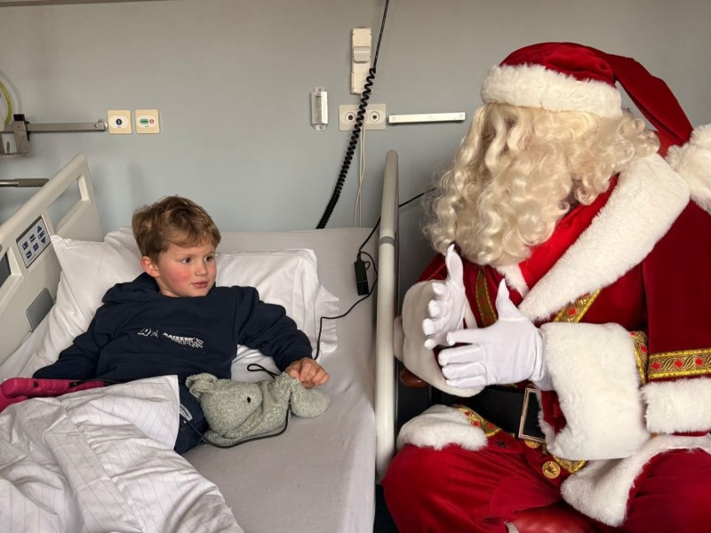 Kerstman bezoekt voor tiende jaar op rij een kinderziekenhuis