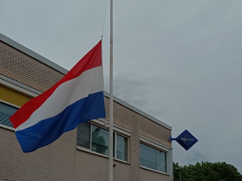 Vlag bij politiebureau Zeewolde halfstok voor omgekomen politiemedewerkers