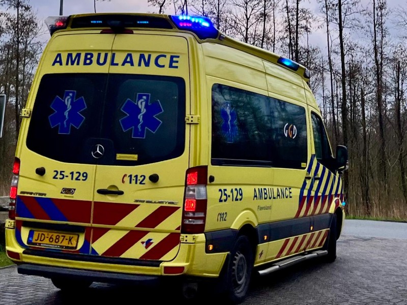 Ambulance met zwaailichten