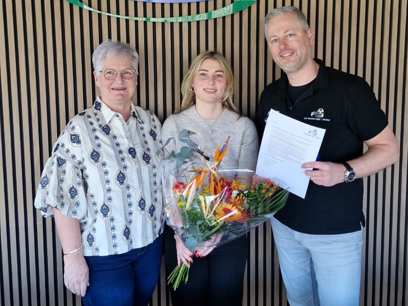 Op de foto: van links naar rechts: Wilma Engelsman (TC) Yuki Spanjer, Renee de Jong (bestuurslid)