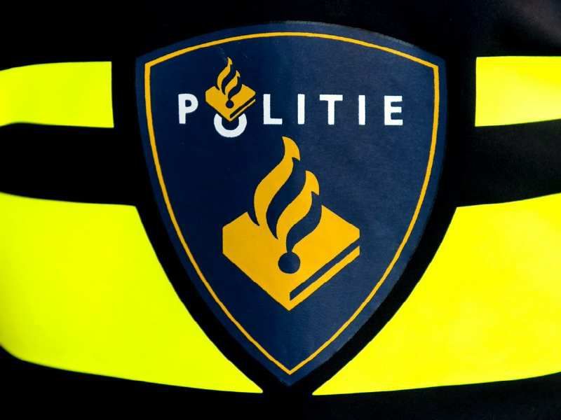 Logo van de politie op mouw met geel fluoriserende banden