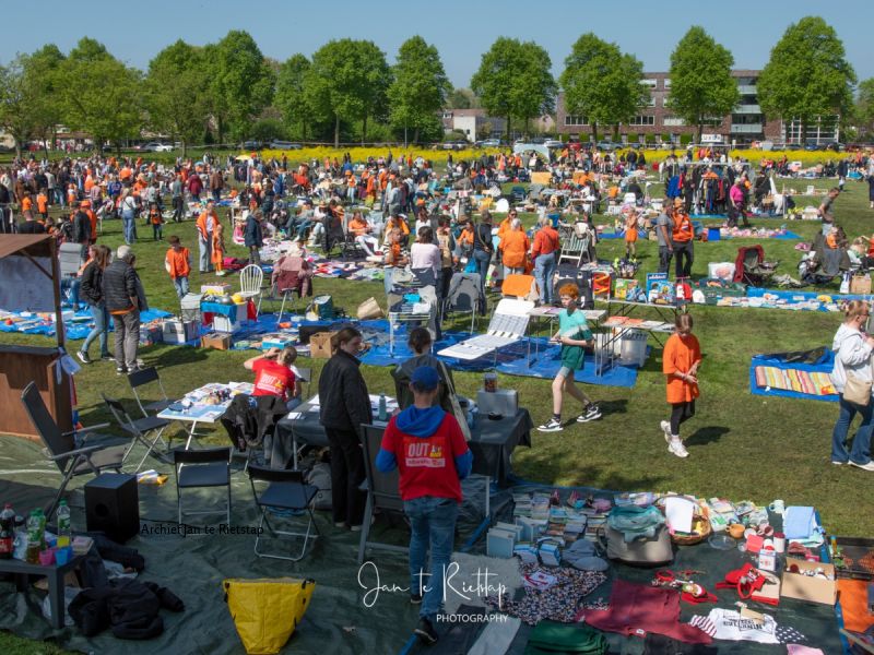 Een overzichtsfoto van de kleedjesmarkt op het evenemententerrein