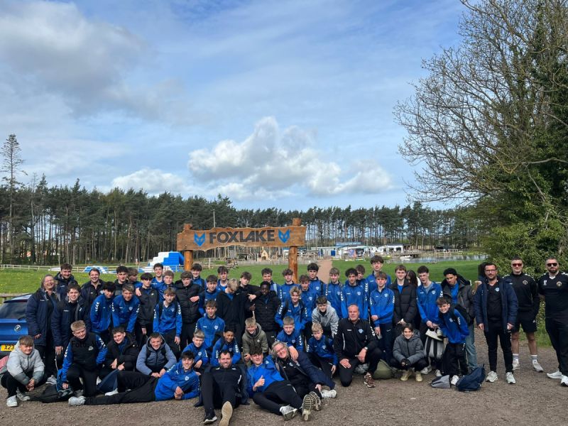 De teams van Zeewolde en Berwick bij elkaar op het veld bij FoxLake