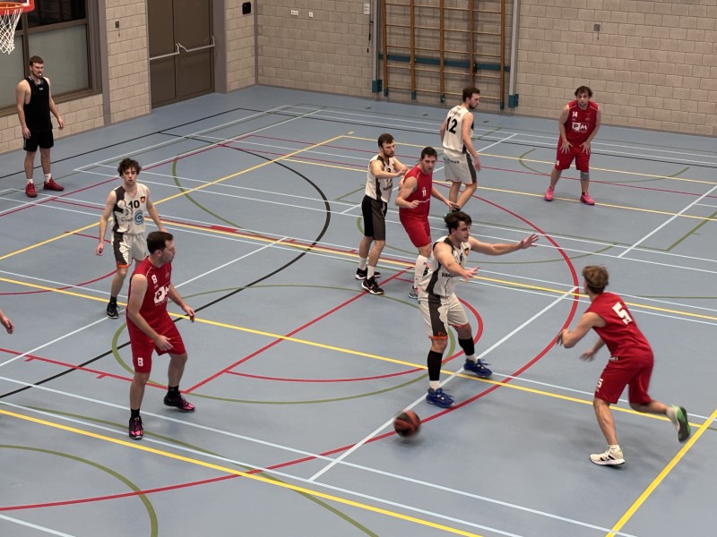 Heren 3 van De Snipers tijdens een basketbalwedstrijd