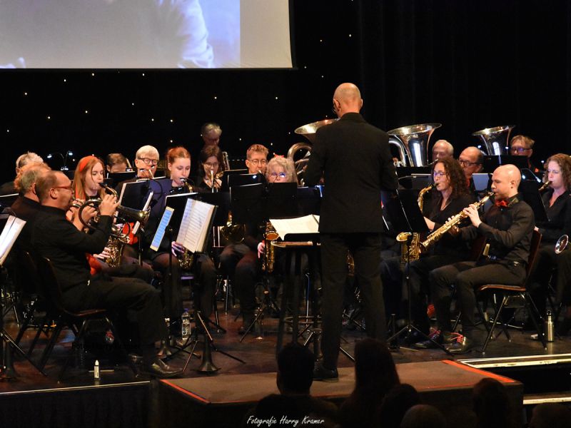 Het orkest geleid door de dirigent