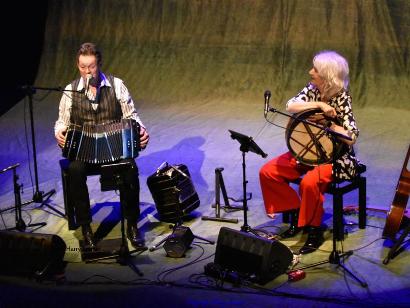 Carel Kraaijenhof en Leonie Janszen op het podium met hun instrumenten