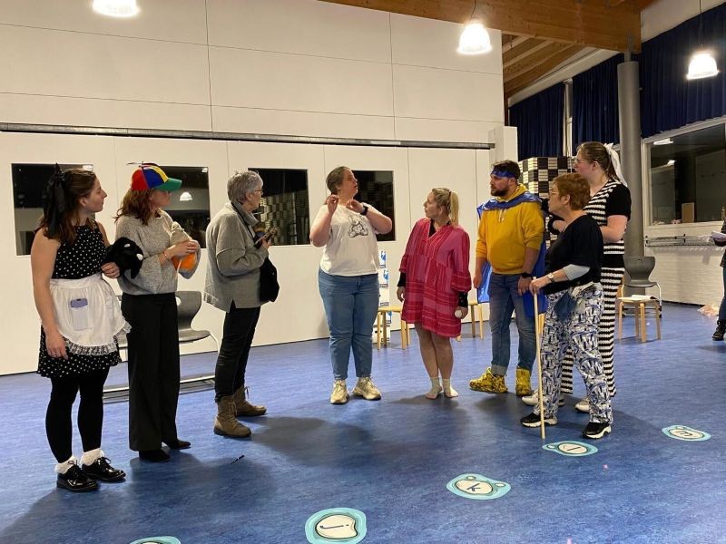 Schooltoneel Zeewolde speelt ‘Dikke pret in de torenflat’ voor jongste groepen