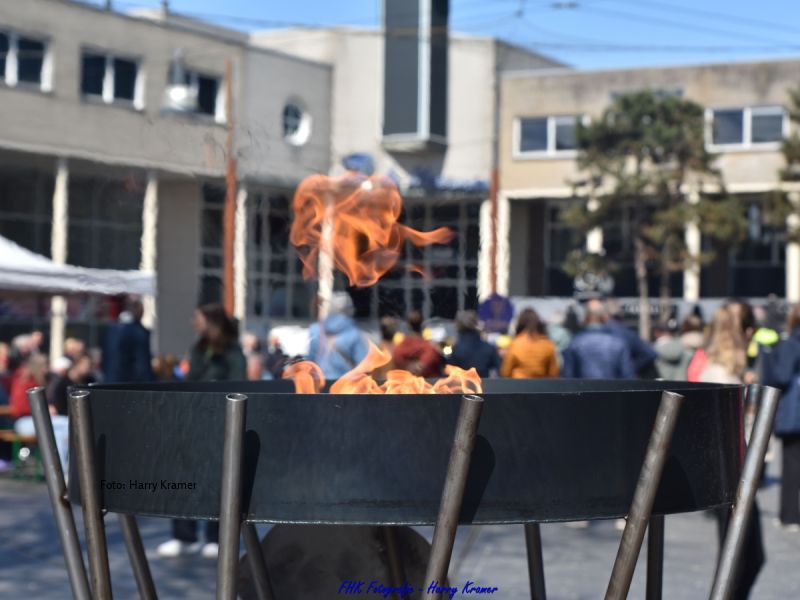 Het vrijheidsvuur met op de achtergrond publiek bij de optredens