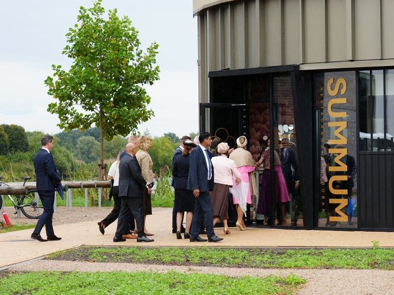De genodigden die bij Summum naar binnen lopen