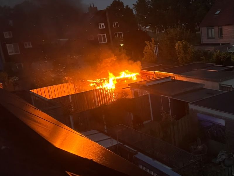 De vlammen van het schuurtje