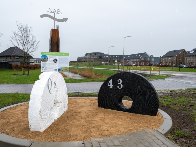 Molenstenen bij ingang Molenbuurt Zeewolde