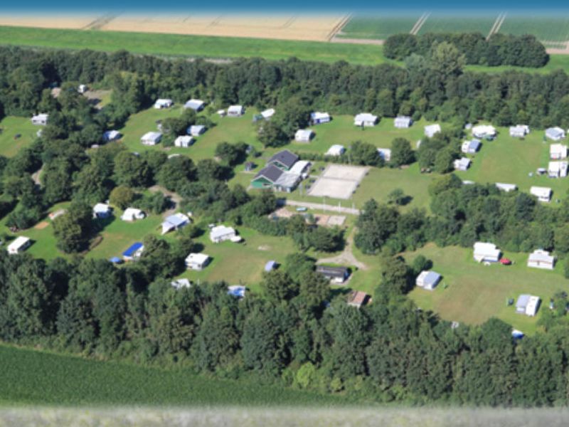 Een luchtfoto van het camping terrein